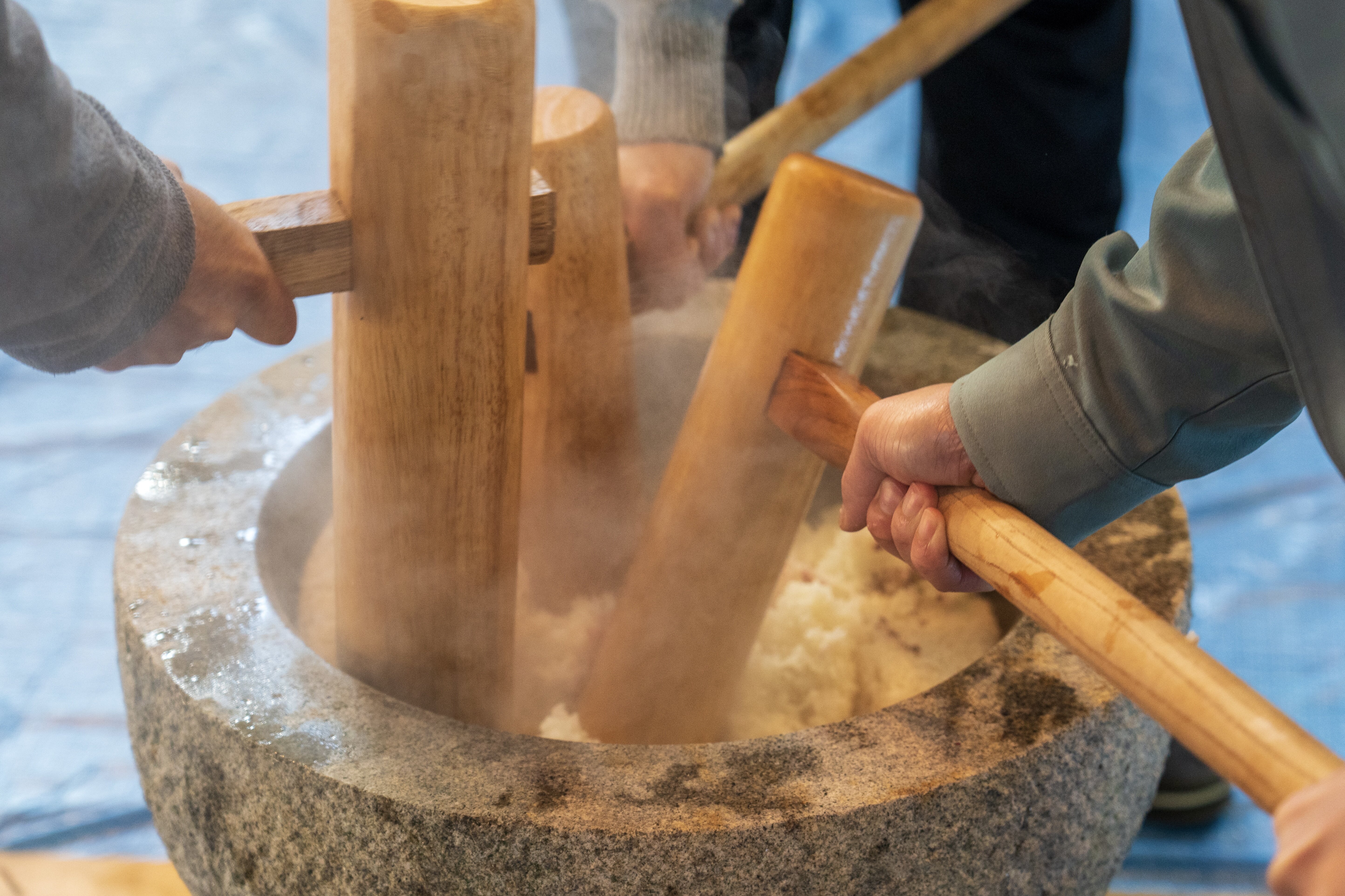 コメの体験「おもちつき」