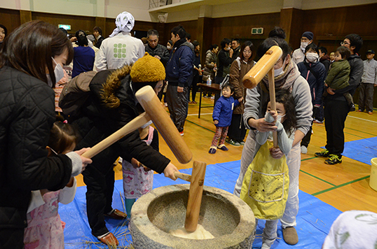 直島コメづくりプロジェクト連載 ―5<br>コメの体験「おもちつき」2017