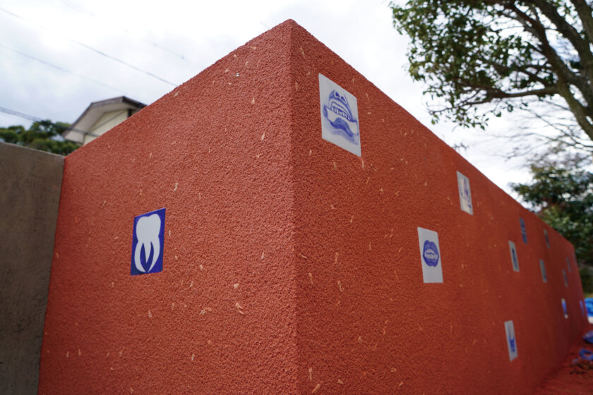 「2,000個の陶器製の歯」が出迎える――<br>大竹伸朗「はいしゃ」追加制作ドキュメント