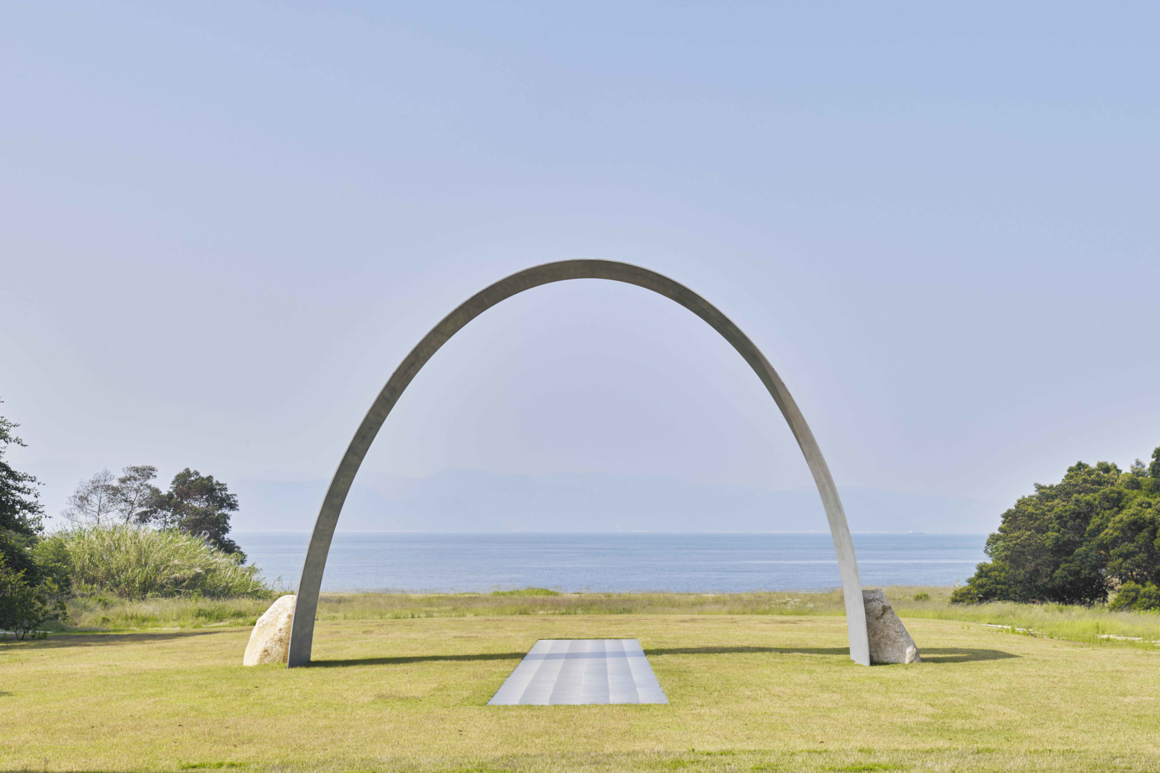 《無限門》――自然に呈された「直島のアーチ」